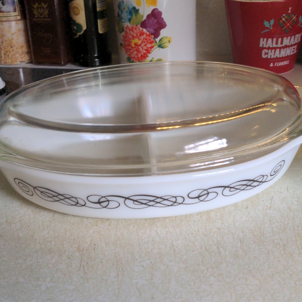 2 Pyrex Casserole - Picture 2 of 7